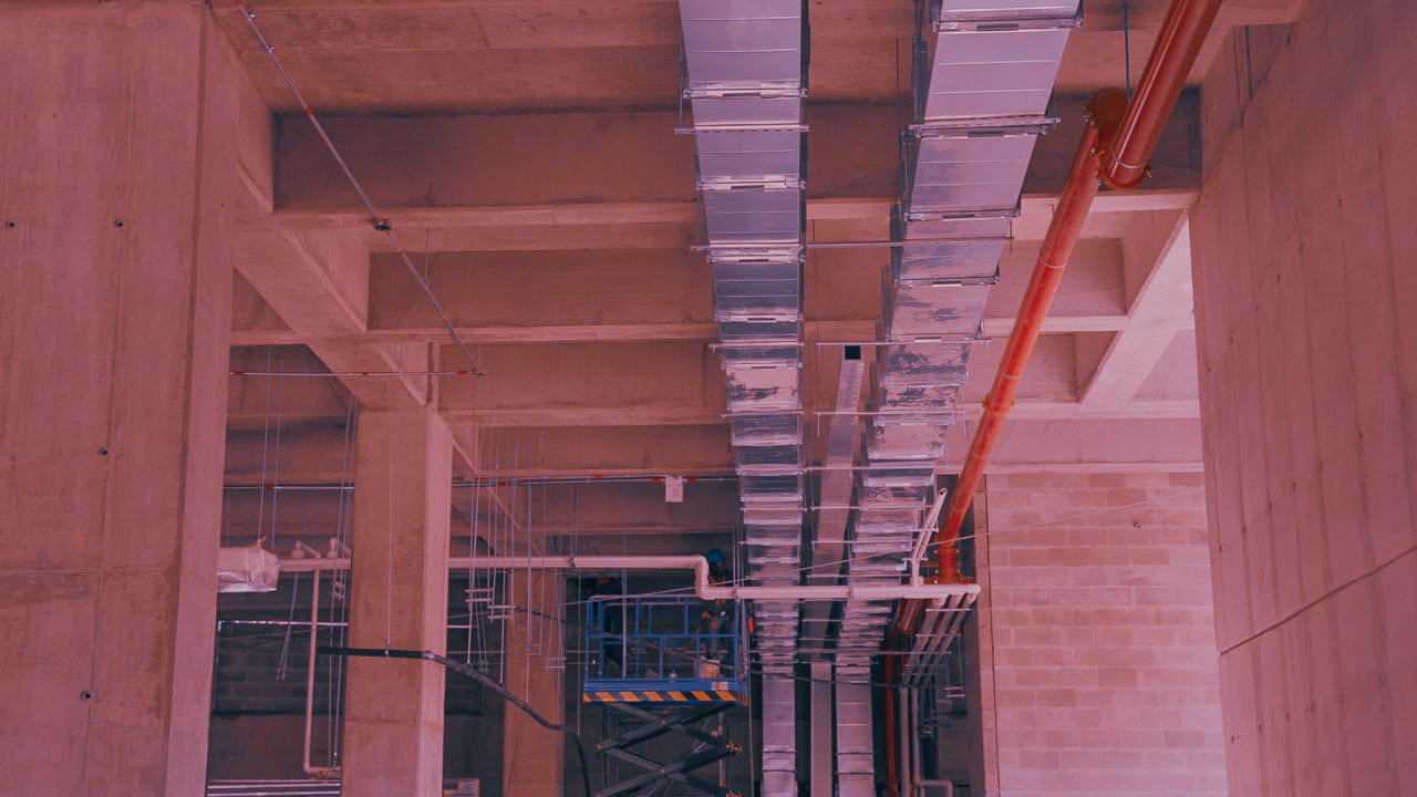 Interior con ductos / instalaciones